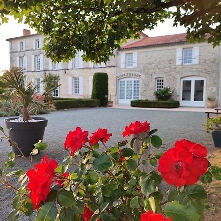 Logis Domaine Du Prieure Hotell Tonnay-Boutonne Exteriör bild