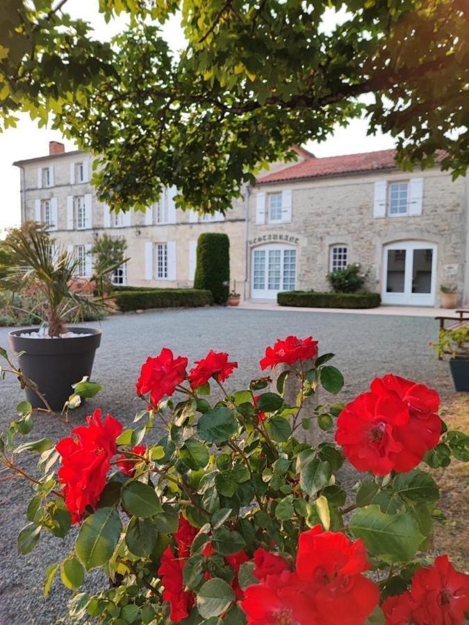 Logis Domaine Du Prieure Hotell Tonnay-Boutonne Exteriör bild