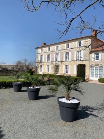 Logis Domaine Du Prieure Hotell Tonnay-Boutonne Exteriör bild