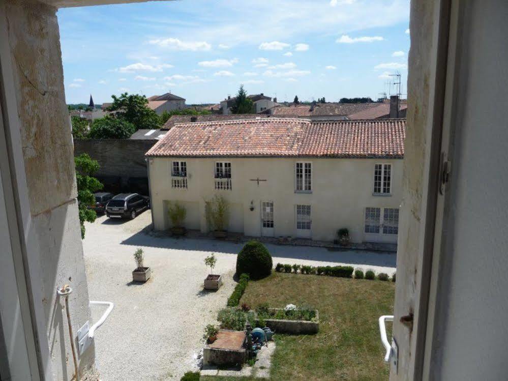 Logis Domaine Du Prieure Hotell Tonnay-Boutonne Exteriör bild